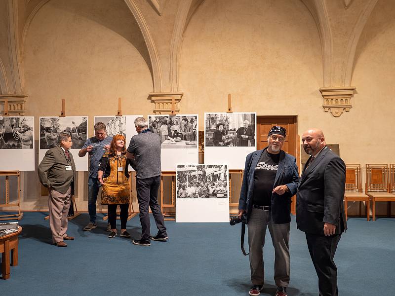 Fotograf Miroslav Rada slavnostně zahájil výstavu svých fotografií v prostorách Senátu.