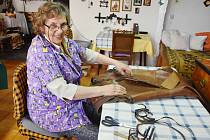 Jolana Kunešová se věnuje brašnářskému řemeslu. Vše potřebné se naučila sama.