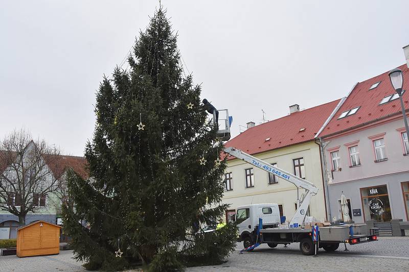 Vánoční strom na jirkovském náměstí je ozdobený. Jen ho rozsvítit.