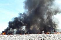Požár skládky ve Vysoké Peci na Chomutovsku.