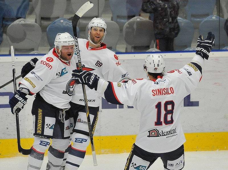 Vladimír Růžička (uprostřed) se se svými spoluhráči raduje ze svého prvního gólu.
