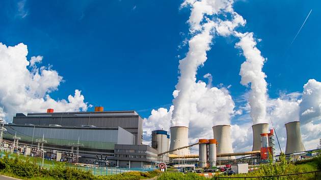 Odsířená Elektrárna Tušimice společnosti ČEZ bez komínu. Spaliny z výroby elektrické energie mimo odsíření jsou dále míchány s párou v chladících věží a pak vypouštěny do ovzduší. Květen 2017