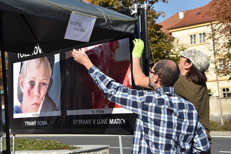 Protestní akci sdružení rozpustila městská policie. Dobrovolníci sice panely s drsnými snímky složili, po odjezdu strážníků jimi ale obložili petiční stánek uprostřed chodníku na Palackého ulici.