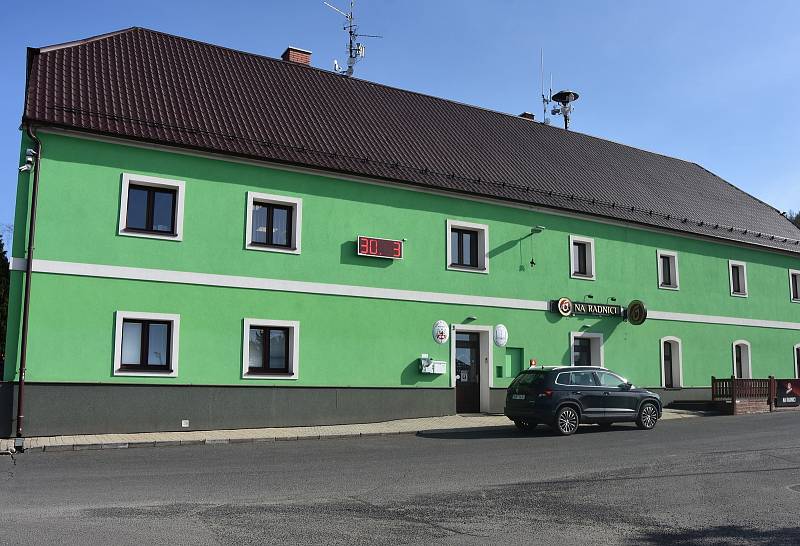 Málkovský obecní úřad stojí v místní části Zelená. Sídlí ve stejném domě jako hostinec Na radnici.