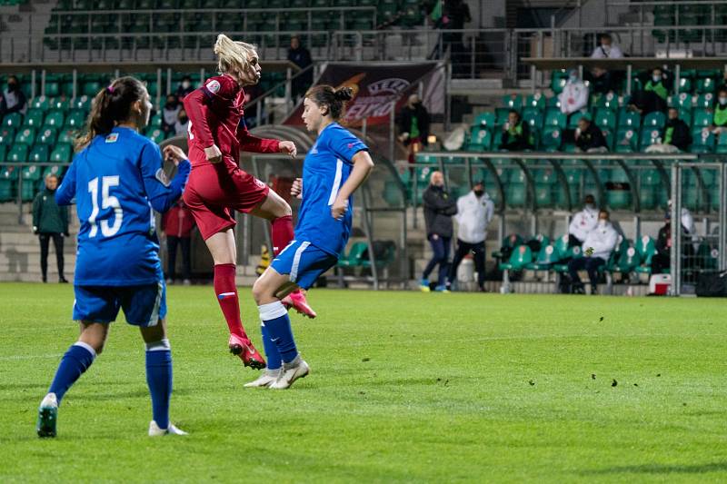 České fotbalistky (v červeném) v zápase s Azerbájdžánem.