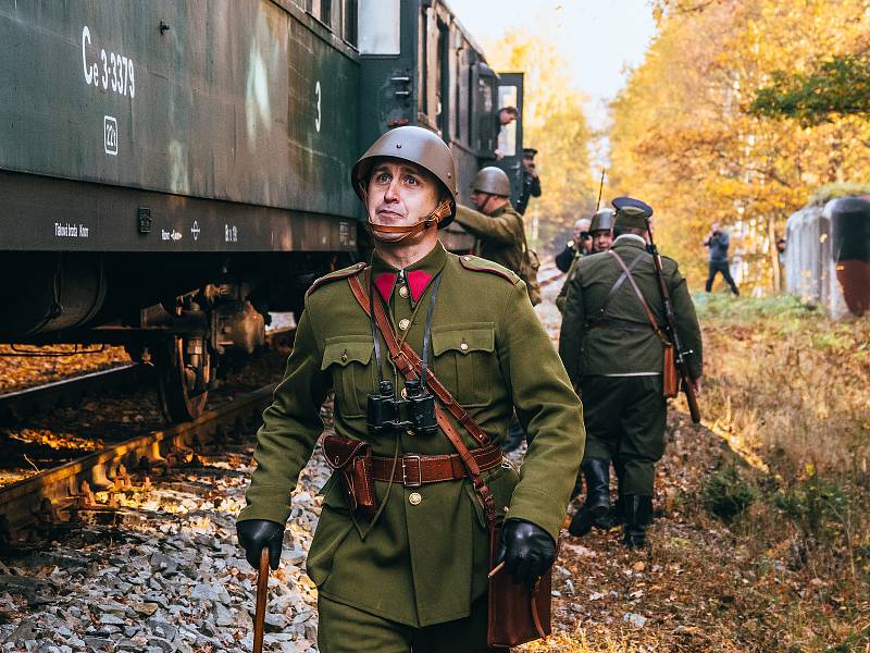 Vyjížďku historického vlaku zpestřila vojenská akce.