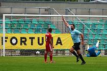 Je to tam. Chomutovský snajpr Martin Boček v modrém dresu, právě vsítil vítězný gól Chomutova.