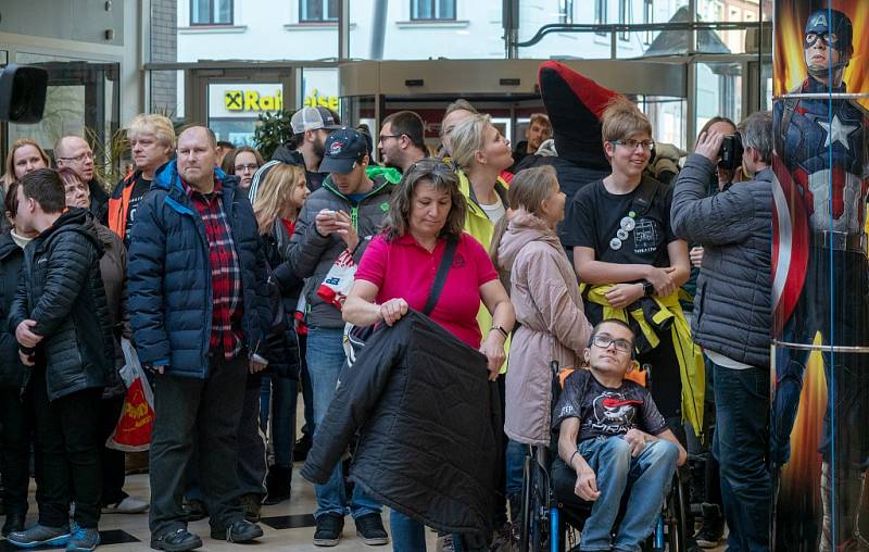 Piráti na autogramiádě představili zápasové dresy, které následně půjdou do dražby, a otevřeli další fanshop v OC Central v Chomutově.