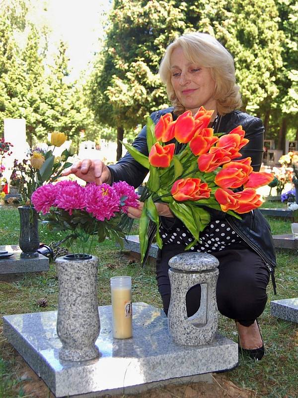 Květiny přinesla k desce Kateřiny Szernovské místostarostka Dana Jurštaková.