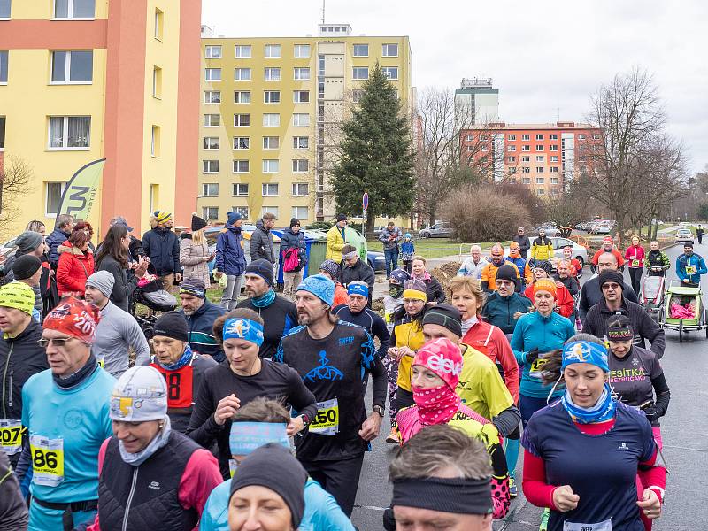 44. ročník Desítky v Bezručáku proběhl v sobotu 4. ledna v Chomutově. Celkový počet přihlášených byl 220. Startovné 150 Kč bylo rozšířeno o dobrovolný příspěvek 50 Kč právě pro mostecký hospic, což přímo na místě i pan doktor velmi ocenil.