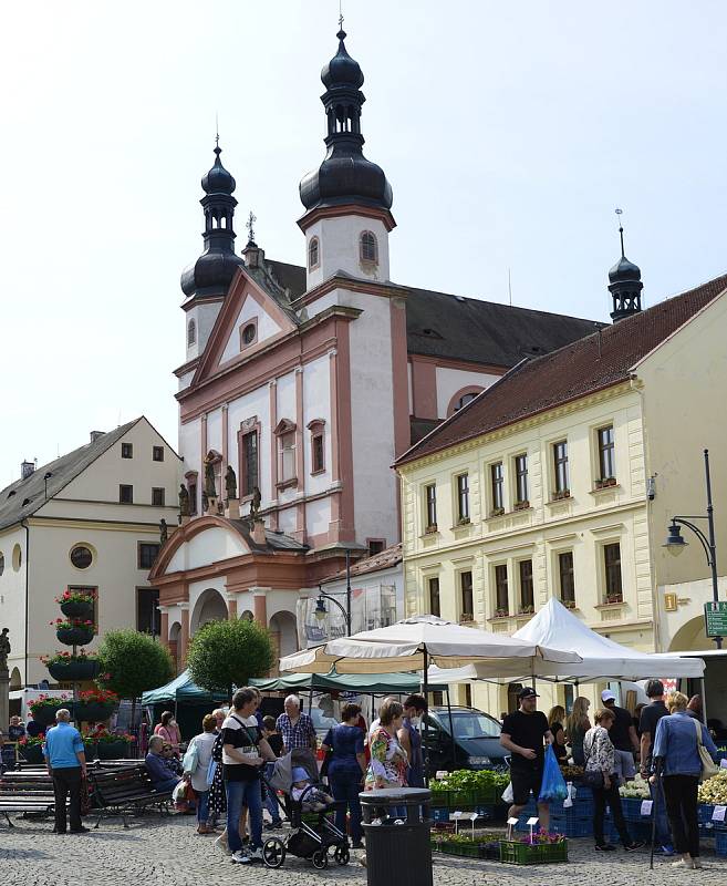 Nádherné počasí přilákalo na jahodové a farmářské trhy spoustu lidí.