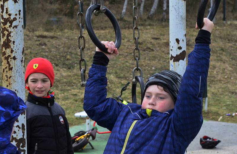 Děti si hrály na hřišti na sídlišti Borek v Jirkově.