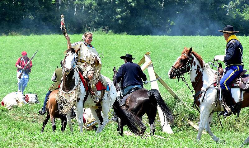 Na prostranství za Březnem u Chomutova se v historické bitvě utkali indini a vojska generála Custera.