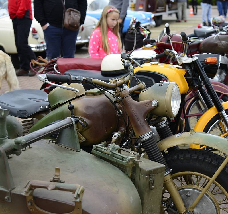 V Chomutově si dali dostaveníčko příznivci historie motorismu. Po registraci a dvouhodinové prohlídce vyrazili motoristé na spanilou jízdu okresem.