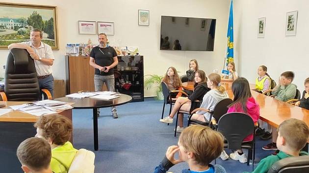 Žáci ze ZŠ Krátká navštívili starostu Klášterce nad Ohří.