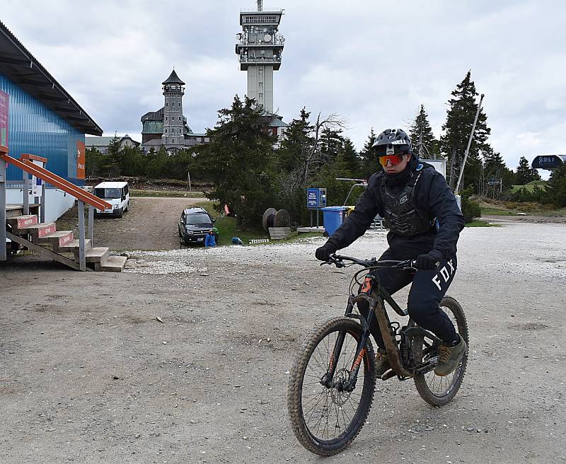 Na nejvyšší krušnohorském kopci se letos poprvé spustila lanovka. Slouží hlavně cyklistům, zároveň se totiž otevřel klínovecký trail park. Sobota 22. května