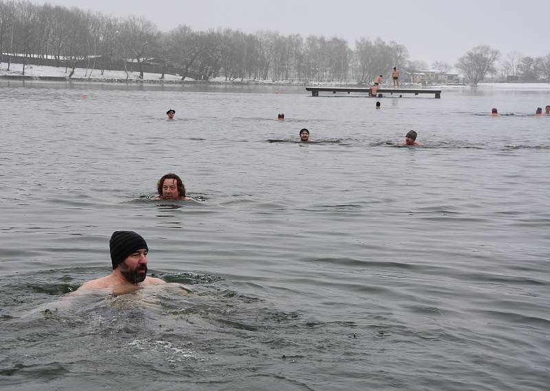 Zimní koupání na Kamencovém jezeře.