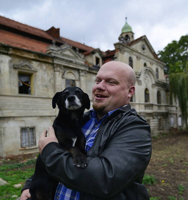 Oprava zámku v Polácich s novím majitelem.Zámek je poněkud zaostalý a nový majitel do dvaceti let by chtěl zámek přivést do původní podoby.