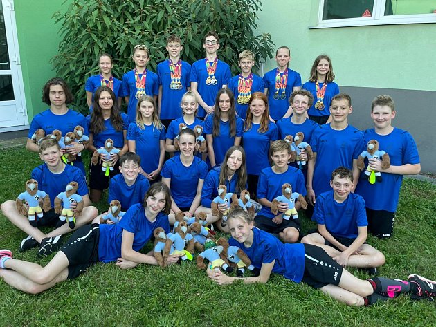 Výběr Ústeckého kraje na Olympiádě dětí a mládeže v Olomouci. Plavci z různých oddílů vybojovali celkem 23 medailí.