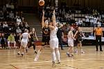 Chomutovské basketbalistky (v bílém) v souboji se Žabinami Brno.