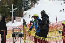 Současné počasí dovolilo pracovníkům lyžařského areálu Mezihoří provozovat vlek. Dobré sněhové podmínky přilákaly spoustu lyžařů.