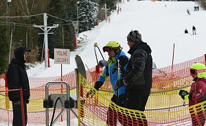Současné počasí dovolilo pracovníkům lyžařského areálu Mezihoří provozovat vlek. Dobré sněhové podmínky přilákaly spoustu lyžařů.