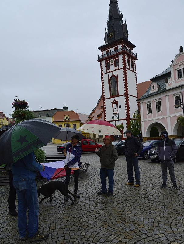 Na náměstí 1.Máje v Chomutově se při demonstraci sešlo kolem třiceti lidí, kteří nesouhlasí s nošením roušek a činností vlády.