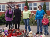 Rodiče v Klášterci nad Ohří mají po vraždě devítileté dívky strach o své děti.