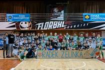 Navzdory hráčské rivalitě se česká florbalová liga semkla. Zraněného kadaňského florbalistu podporují hráči i na zápasech.