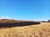 Požár trávy u Nové Vísky u Rokle.