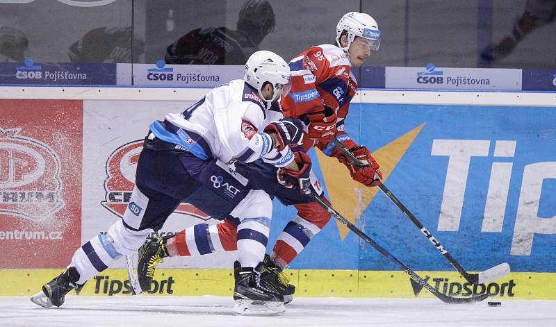 Hokejové utkání Tipsport extraligy v ledním hokeji mezi HC Dynamo Pardubice (v červenobílém) a HC Práti Chomutov (v bílomodrém) v pardudubické Tipsport areně.