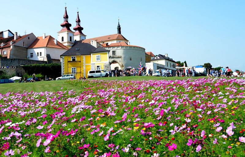 Žatecká brána, která je součástí úseku opravovaných hradeb.