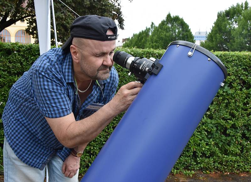 Petr Beníček s 20centimetrovým zrcadlovým teleskopem, kterému říká Drobek.