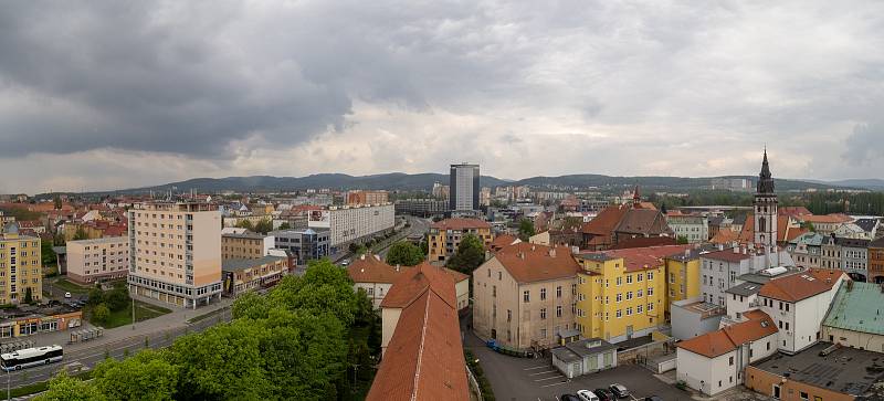 Hvězdářská věž a výhled z ní na Chomutov, Krušné hory, Doupovské hory a část Českého středohoří v Den památek 2019.