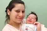 Isabella Bangová z Chomutova se narodila 23. března 2008 ve 20,30 hodin v Chomutově. Míra 51, váha 3,75 kg. Na snímku s maminkou Renatou Bangovou.