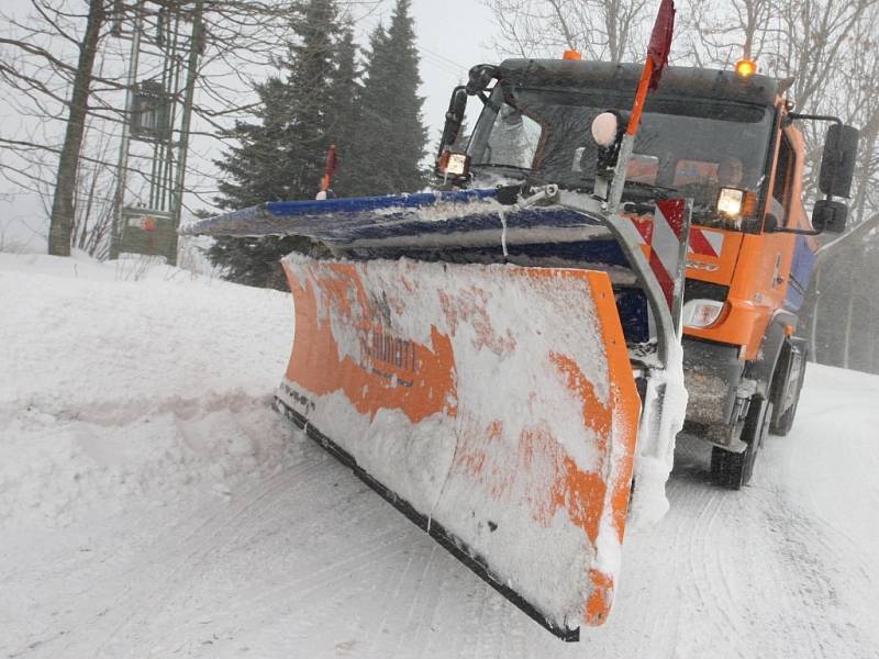 Silničáři mají všechnu techniku v terénu, přesto na kalamitu stěží stačí.