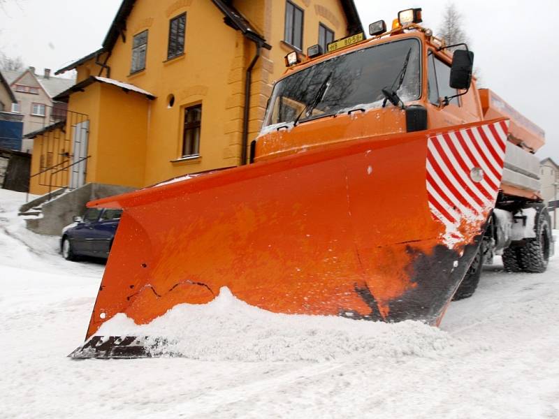 Silničáři mají všechnu techniku v terénu, přesto na kalamitu stěží stačí.