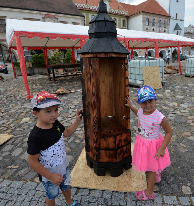 Po celý týden umělci vytvářeli v Kadani na náměstí umělecká díla v podobě včelích úlů.Díla poté budou odvezena do Františkánského kláštera v Kadani.