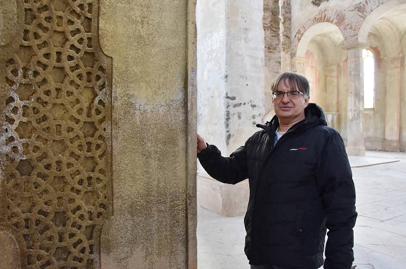 Tato výzdoba sice dobře zapadá do prostředí kostela, ve skutečnosti jde ale o kulisu, kterou ve Výsluní zanechali filmaři. Využili ji v nejnovějším seriálu The Wheel of Time, který má konkurovat Pánu prstenů a navázat na úspěch Her o trůny. Na snímku je s