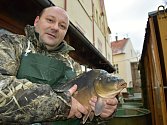 Rybí trh a Štefan Kolenčík mladší na snímku z Chomutova z loňského roku