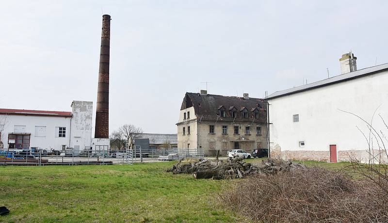 Obecní úřad ve Všehrdech mají v budově bývalé cihelny (budova vpravo), která je ve vsi od 19. století.