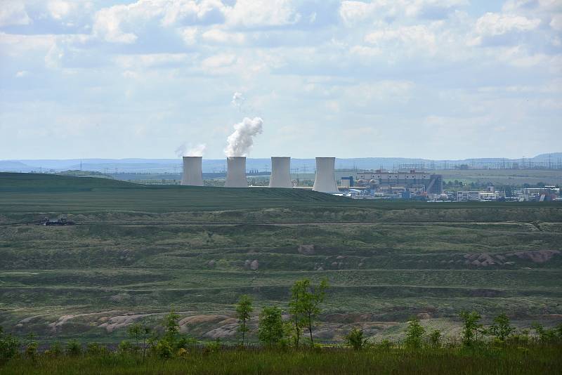 Z cyklostezky je dobře vidět do dolu i na elektrárnu.