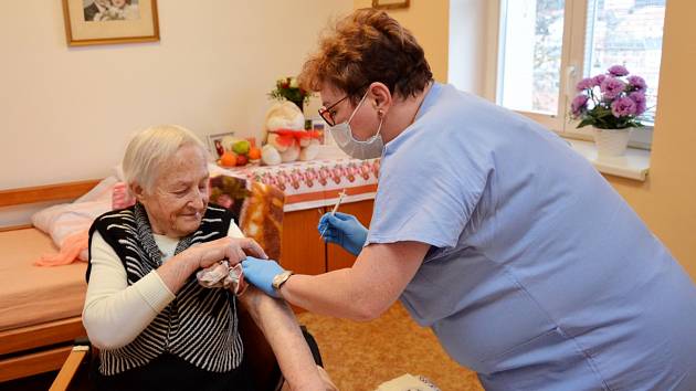 V kadaňském Domově pro seniory se rozběhlo první kolo očkování.