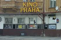 Chátrající budova kina Praha v Chomutově.