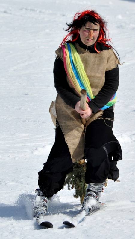 KARNEVAL NA SJEZDOVCE. Na Mezihoří lyžovaly maškary. 