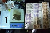 Policie našla v garáži na Chomutovsku drogy a peníze