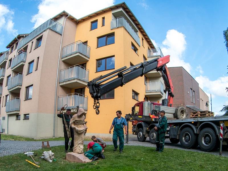 Instalace sochy sv. Prokopa, patrona horníků, v parčíku u chomutovské radnice. 