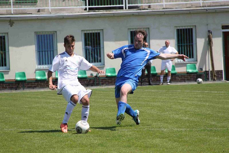 1. FC Spořice - Sokol Obrnice 8 : 3 (2:0), domácí v bílém.