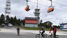 Na nejvyšší krušnohorském kopci se letos poprvé spustila lanovka. Slouží hlavně cyklistům, zároveň se totiž otevřel klínovecký trail park. Sobota 22. května