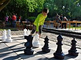 V chomutovském městském parku si můžete zahrát obří šachy nebo třeba dámu